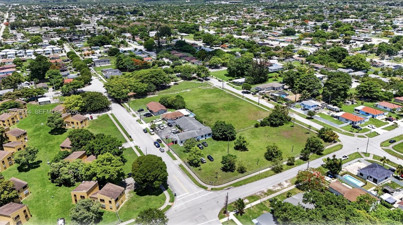 На продажу: $1,175,000 (0.64 acres)