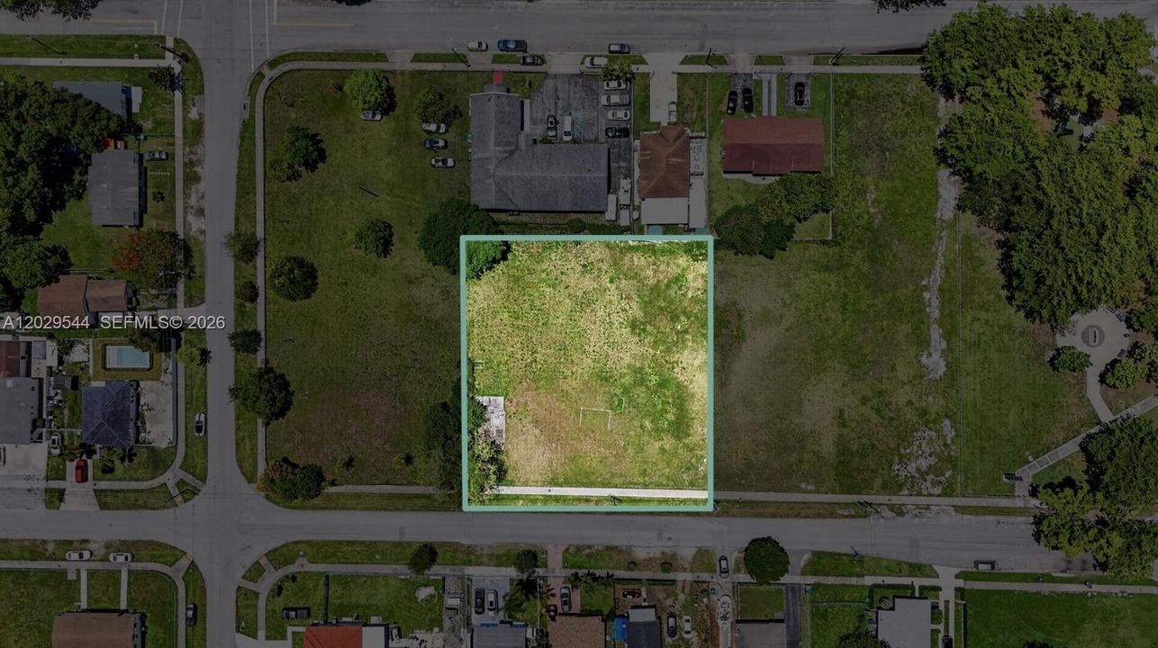 На продажу: $1,175,000 (0.64 acres)