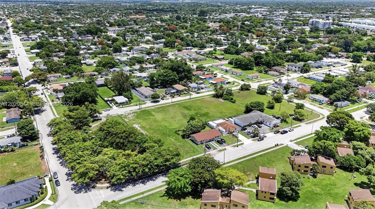 На продажу: $1,175,000 (0.64 acres)