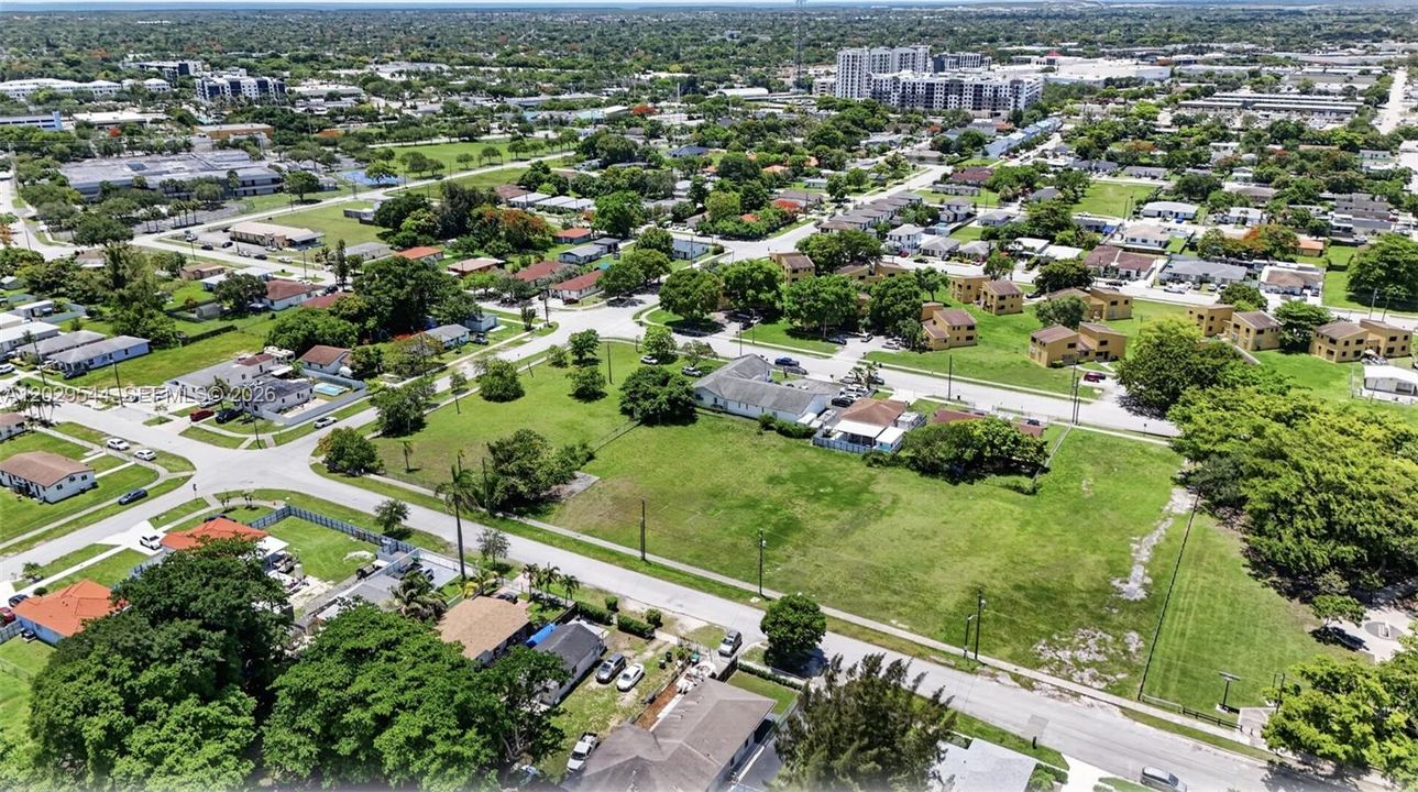 На продажу: $1,175,000 (0.64 acres)