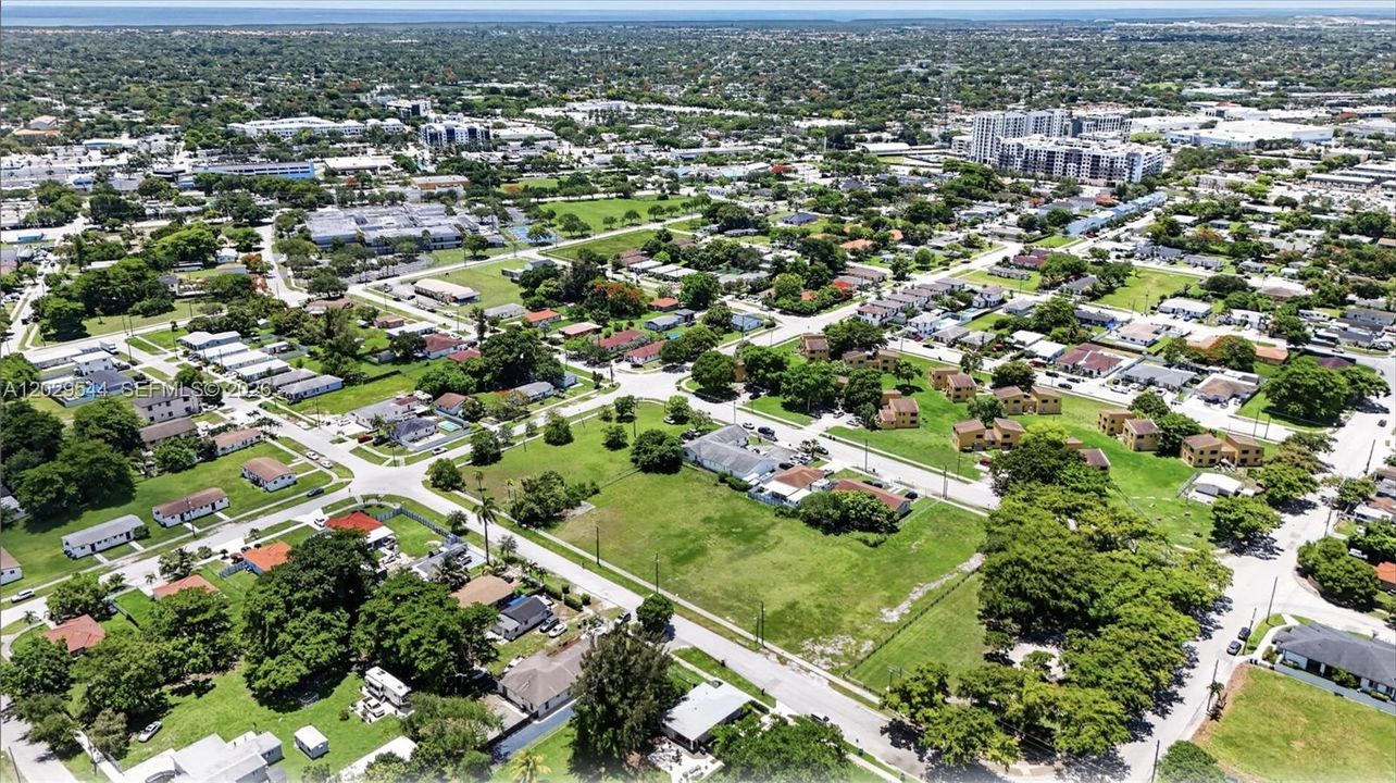 На продажу: $1,175,000 (0.64 acres)