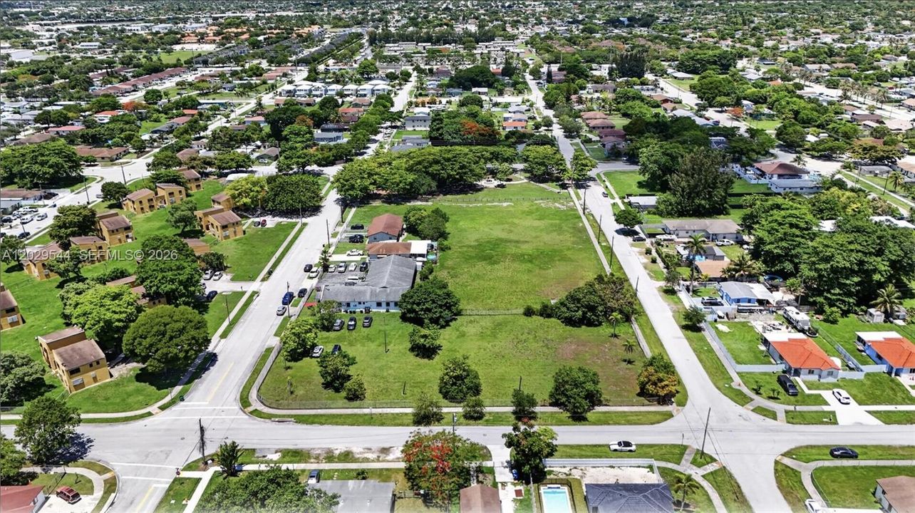 На продажу: $1,175,000 (0.64 acres)