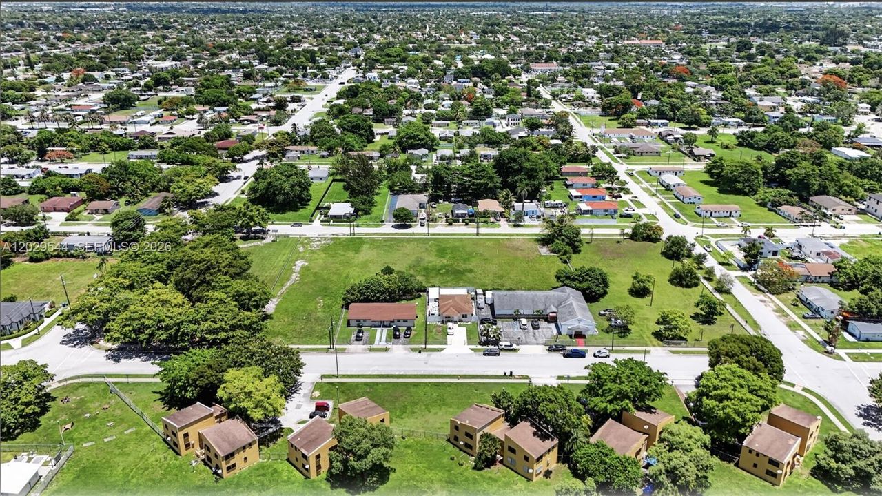 На продажу: $1,175,000 (0.64 acres)