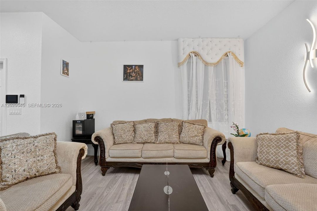На продажу: $449,900 (3 спален, 2 ванн, 1656 Квадратных фут)