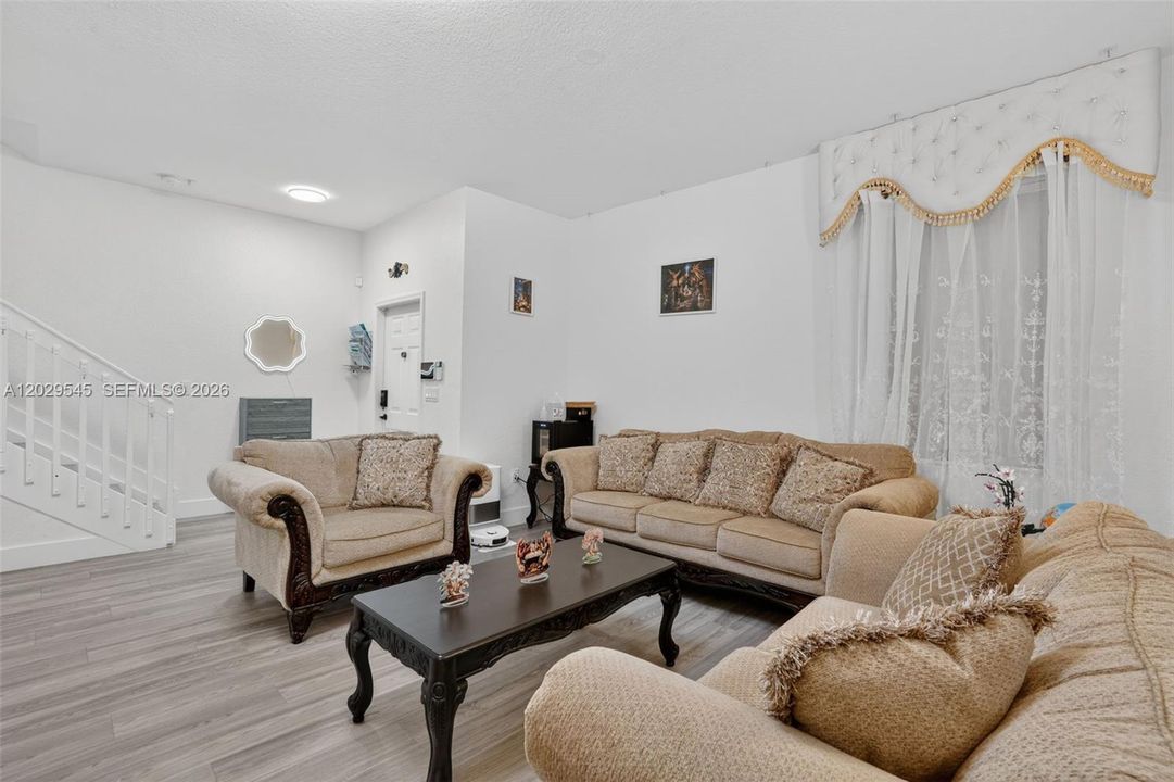 На продажу: $449,900 (3 спален, 2 ванн, 1656 Квадратных фут)