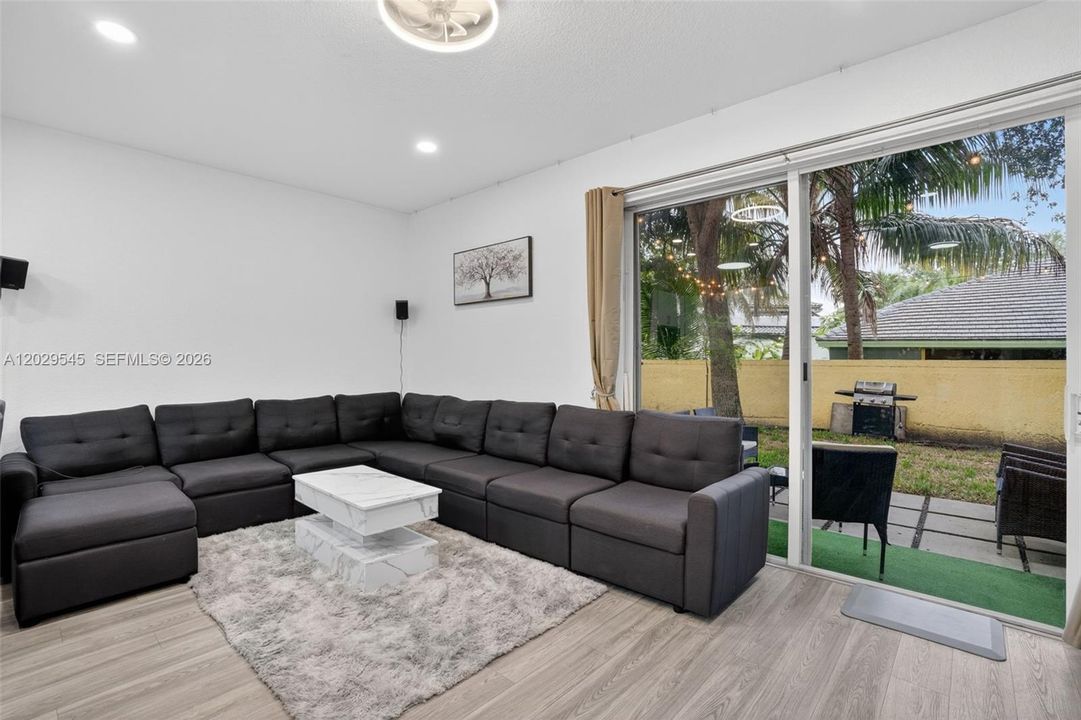 На продажу: $449,900 (3 спален, 2 ванн, 1656 Квадратных фут)