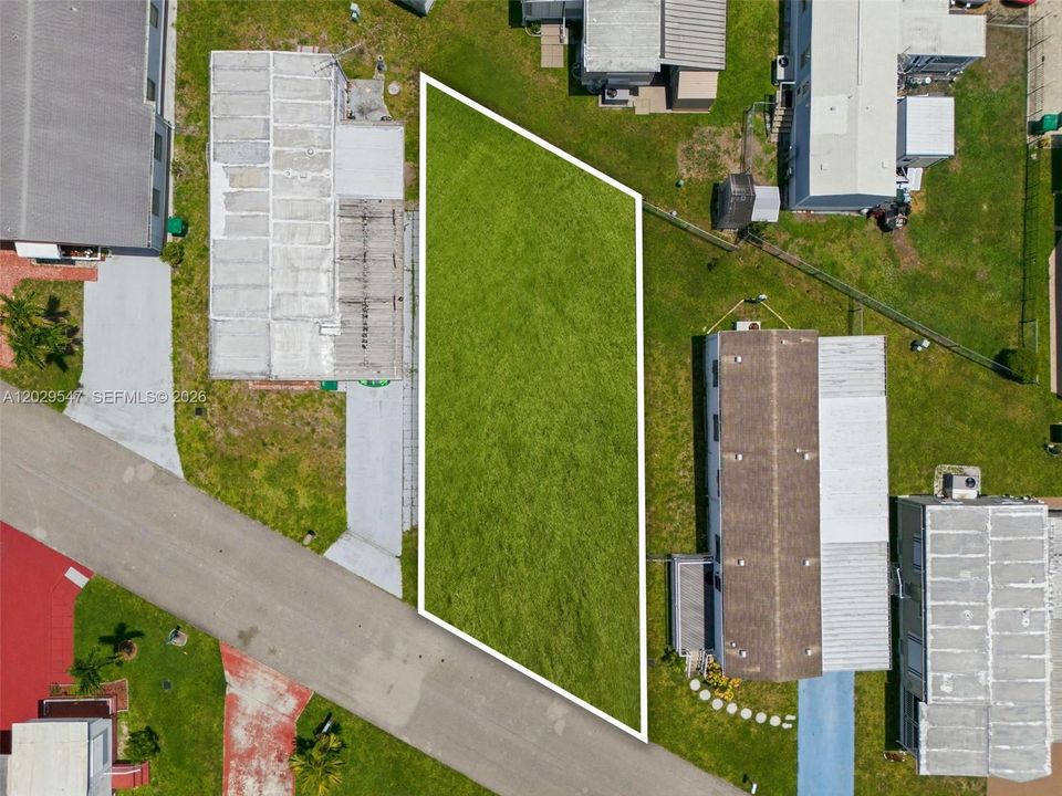 Photo has been enhanced to show lot without trailer.