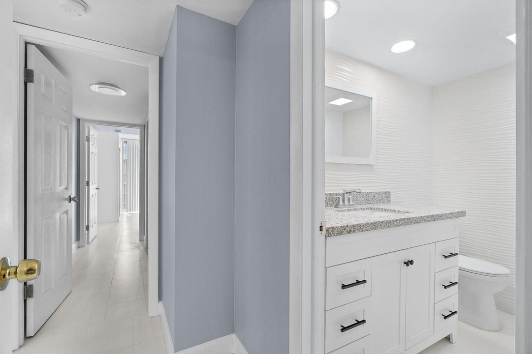 1/2 Bath Hallway Entry
