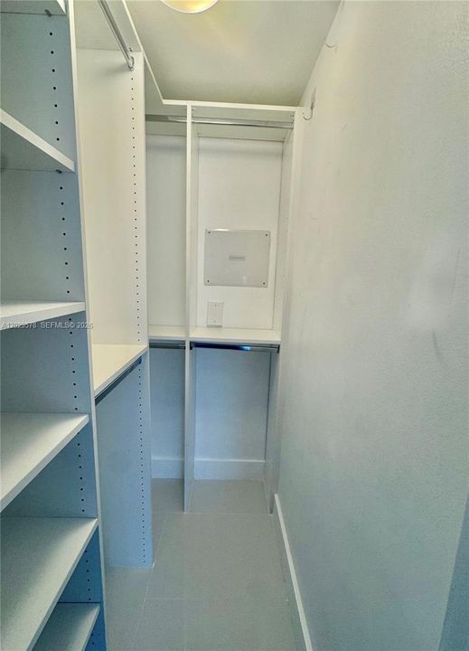For Sale: $480,000 (1 beds, 1 baths, 700 Square Feet)