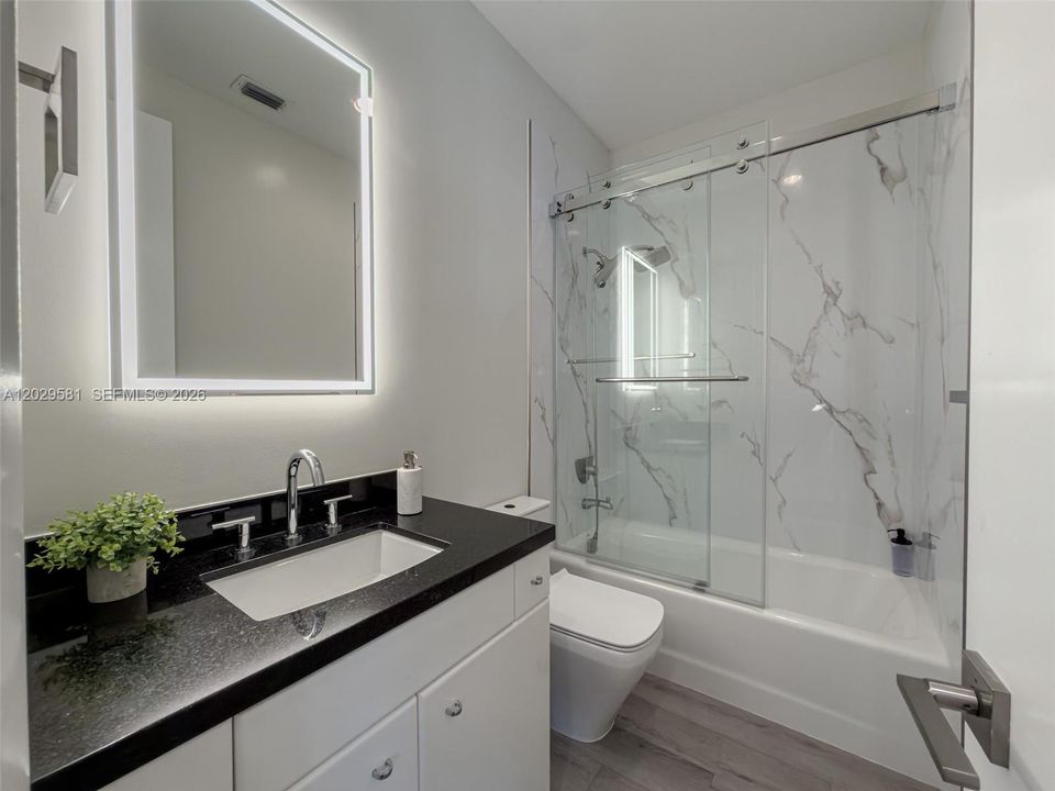 Bedroom 4 Bathroom with tub