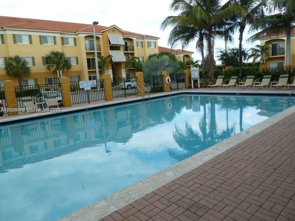 Activo con contrato: $335,000 (2 camas, 2 baños, 910 Pies cuadrados)