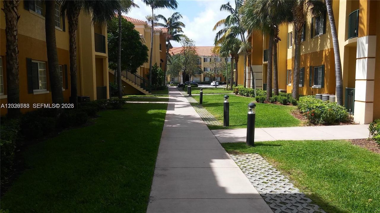 Activo con contrato: $335,000 (2 camas, 2 baños, 910 Pies cuadrados)