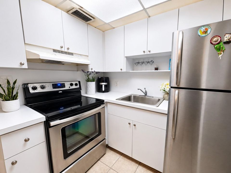 For Sale: $100,000 (1 beds, 1 baths, 588 Square Feet)