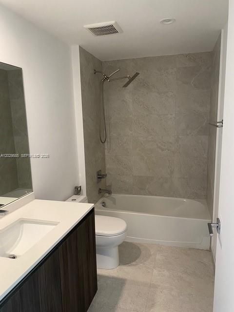 Activo con contrato: $7,500 (3 camas, 3 baños, 1592 Pies cuadrados)
