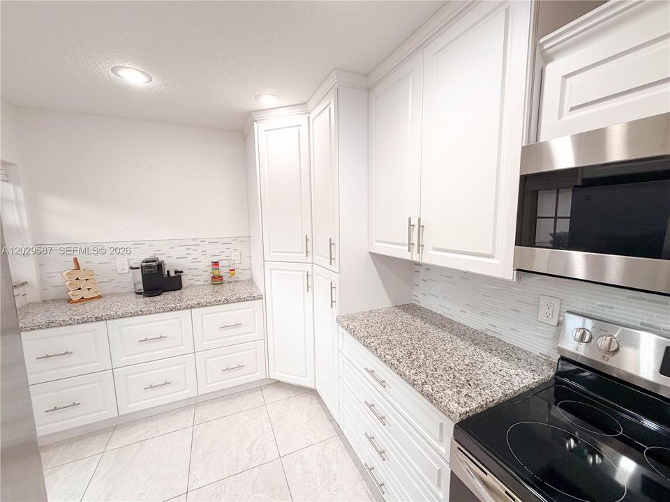 Active With Contract: $449,999 (2 beds, 2 baths, 1956 Square Feet)