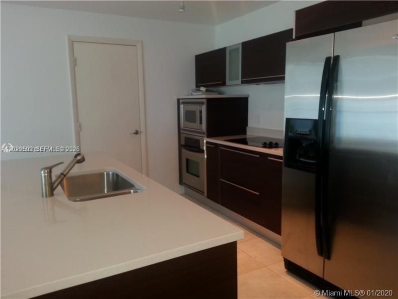 For Sale: $400,000 (1 beds, 1 baths, 663 Square Feet)