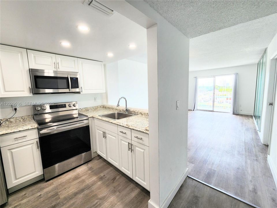 For Sale: $165,000 (1 beds, 1 baths, 658 Square Feet)