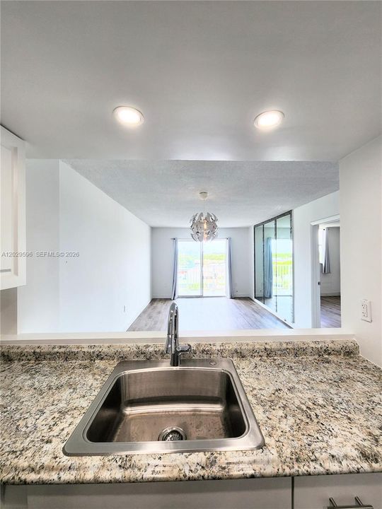For Sale: $165,000 (1 beds, 1 baths, 658 Square Feet)