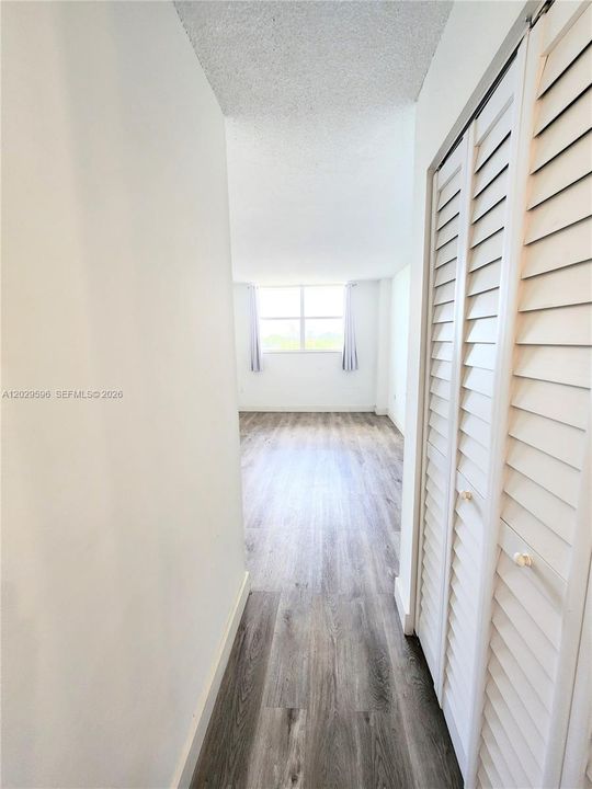 For Sale: $165,000 (1 beds, 1 baths, 658 Square Feet)