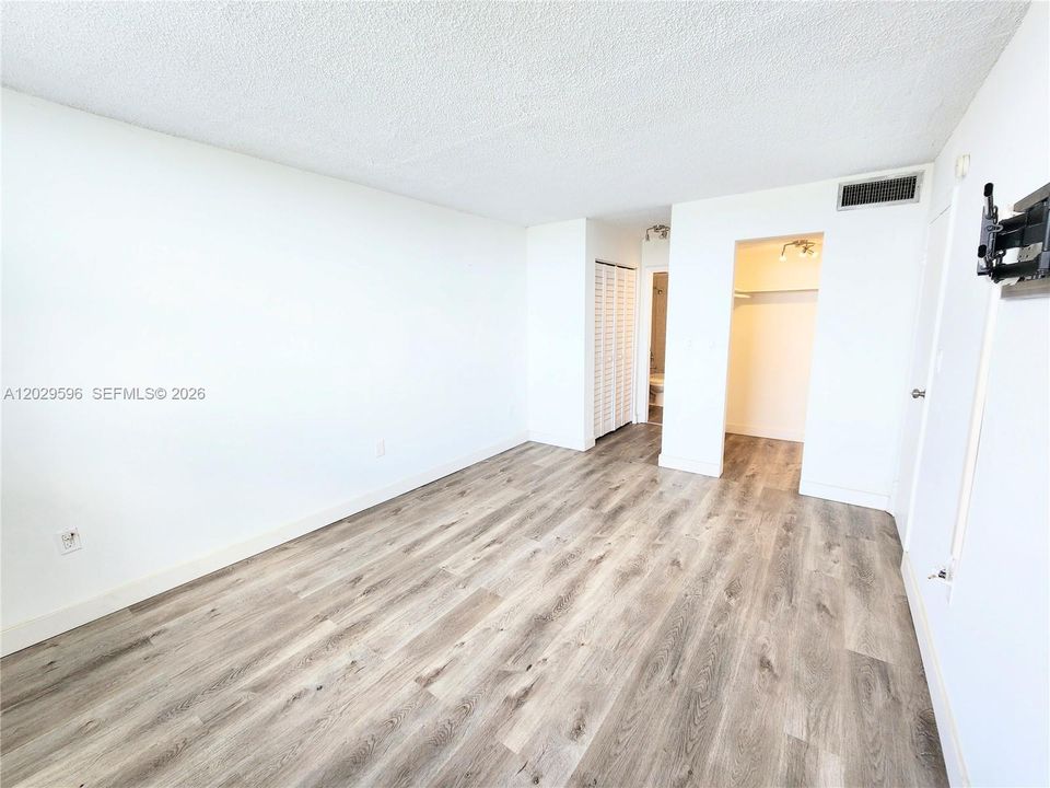 For Sale: $165,000 (1 beds, 1 baths, 658 Square Feet)