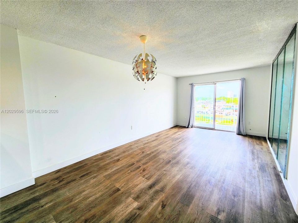 For Sale: $165,000 (1 beds, 1 baths, 658 Square Feet)