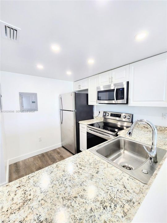 For Sale: $165,000 (1 beds, 1 baths, 658 Square Feet)