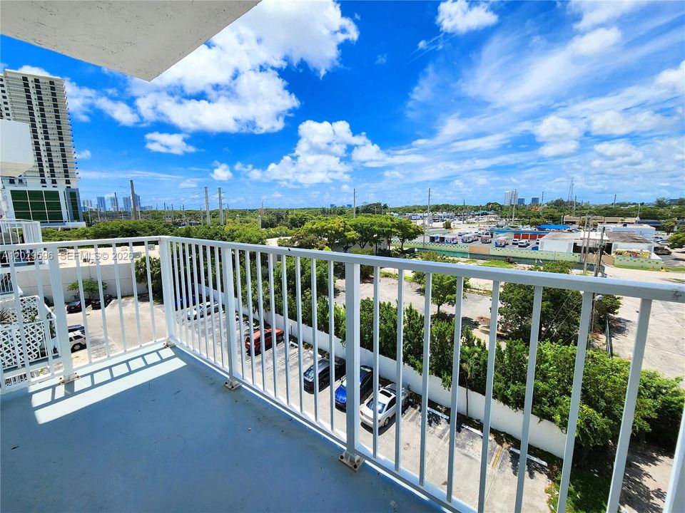 For Sale: $165,000 (1 beds, 1 baths, 658 Square Feet)