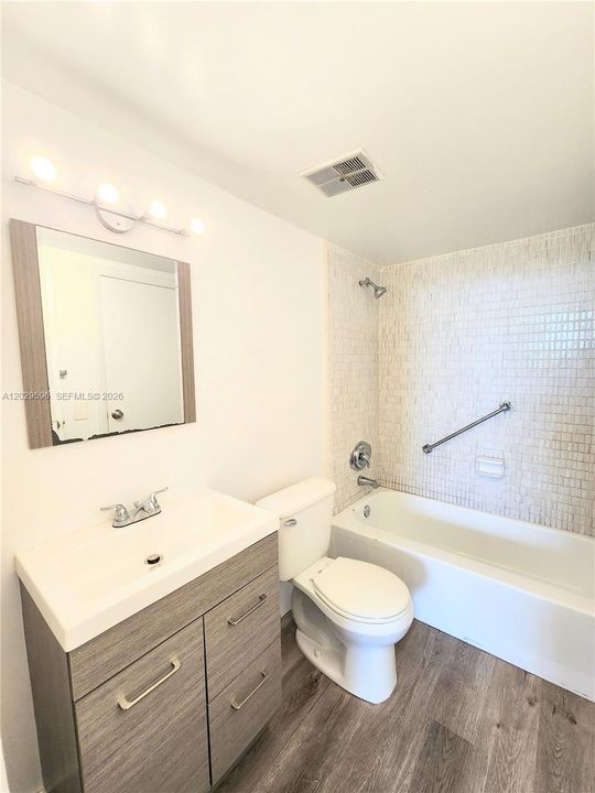 For Sale: $165,000 (1 beds, 1 baths, 658 Square Feet)