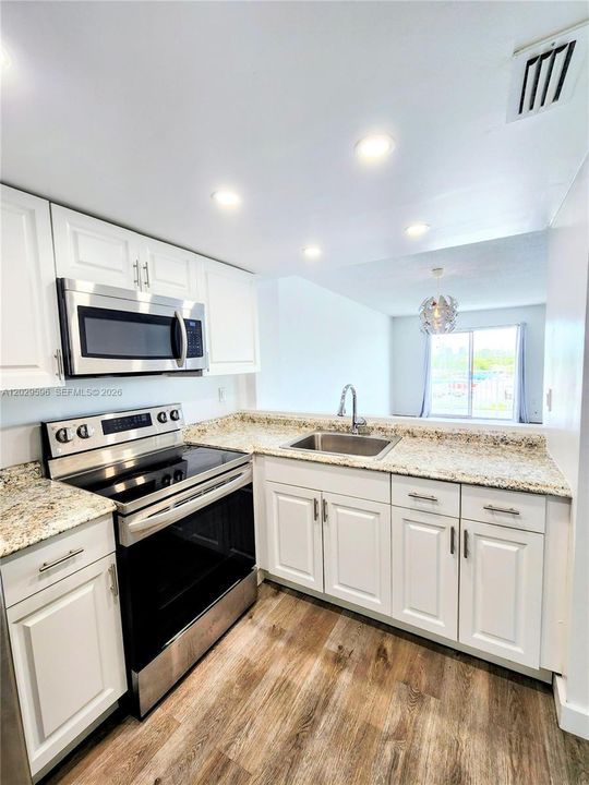 For Sale: $165,000 (1 beds, 1 baths, 658 Square Feet)