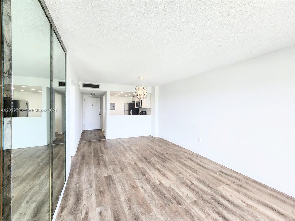 For Sale: $165,000 (1 beds, 1 baths, 658 Square Feet)