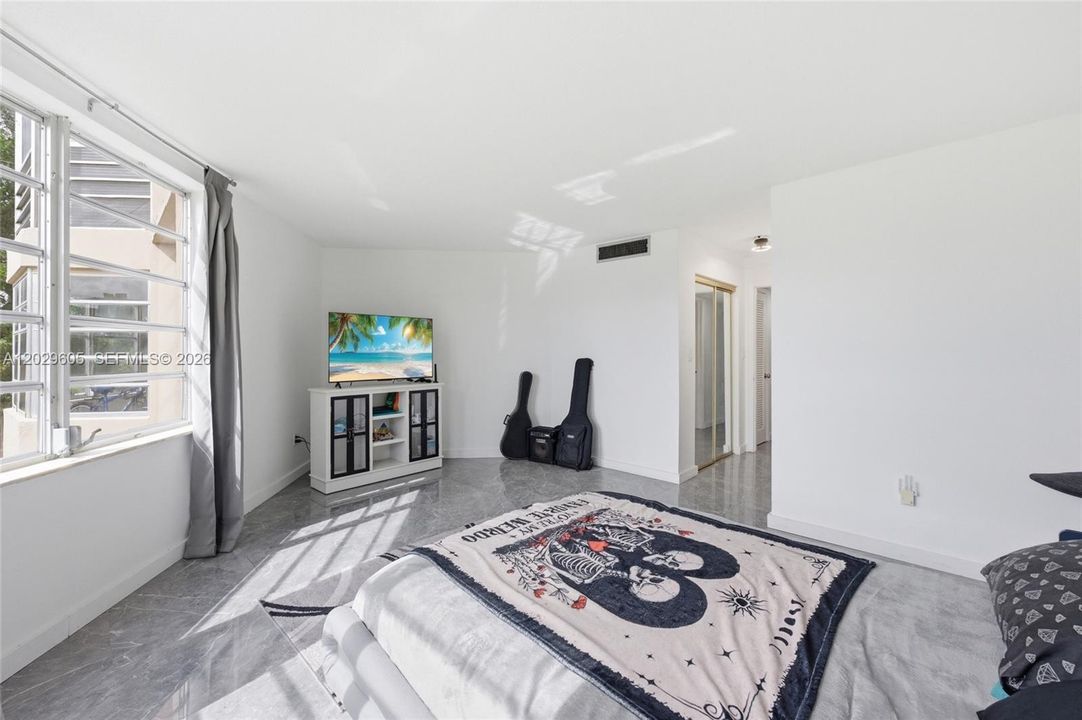 For Sale: $250,000 (2 beds, 2 baths, 1789 Square Feet)