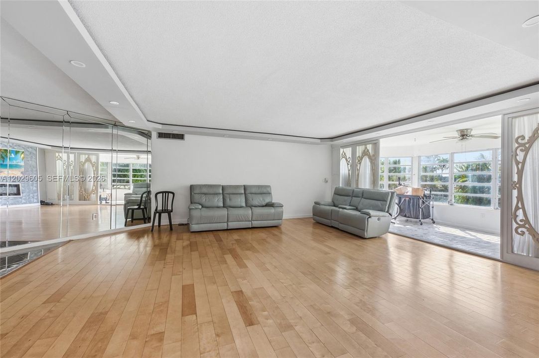 For Sale: $250,000 (2 beds, 2 baths, 1789 Square Feet)