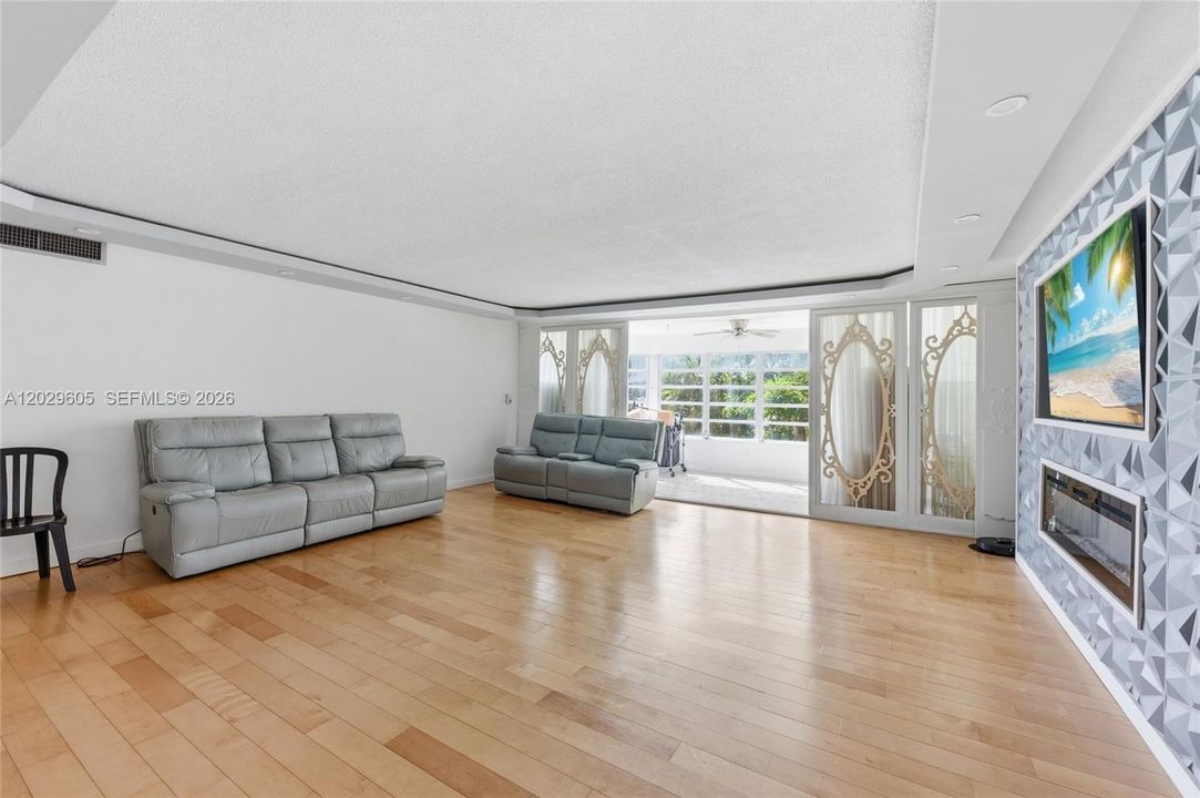 For Sale: $250,000 (2 beds, 2 baths, 1789 Square Feet)