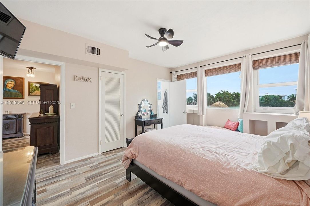 For Sale: $425,000 (3 beds, 2 baths, 1293 Square Feet)