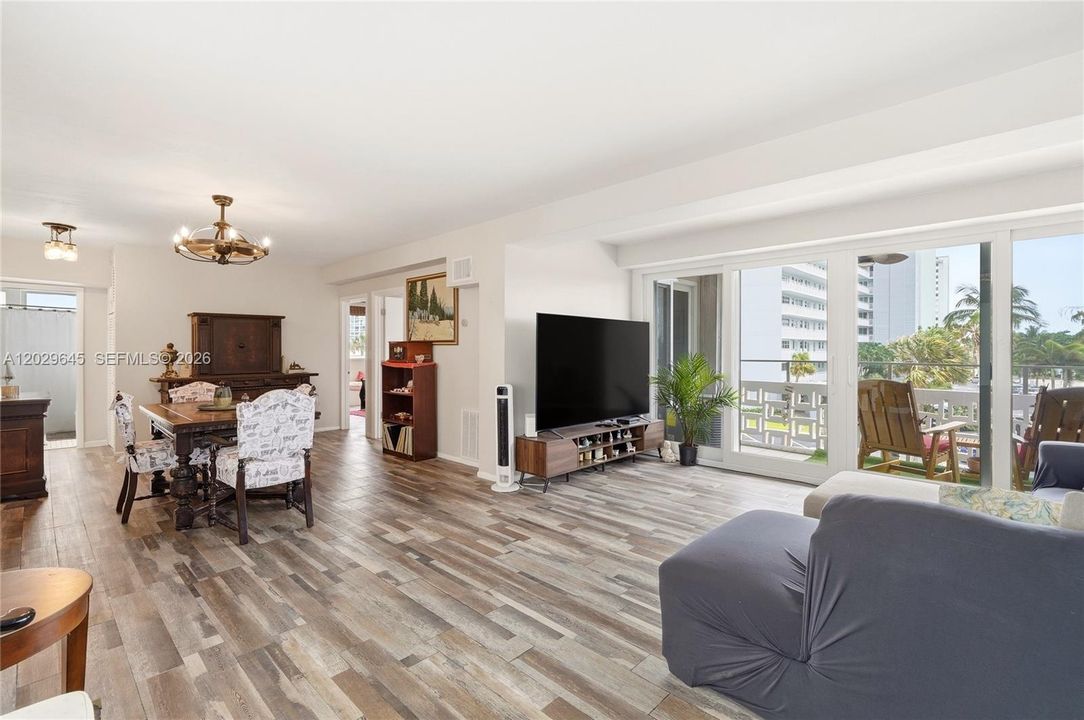 For Sale: $425,000 (3 beds, 2 baths, 1293 Square Feet)