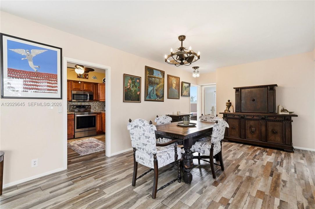 For Sale: $425,000 (3 beds, 2 baths, 1293 Square Feet)