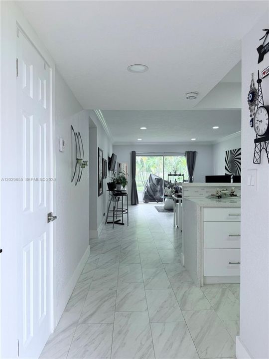 For Sale: $185,000 (2 beds, 2 baths, 961 Square Feet)