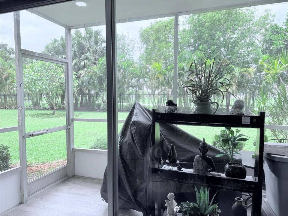 For Sale: $185,000 (2 beds, 2 baths, 961 Square Feet)