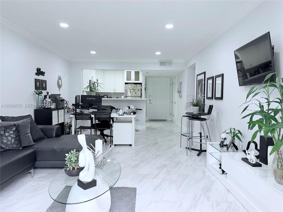 For Sale: $185,000 (2 beds, 2 baths, 961 Square Feet)