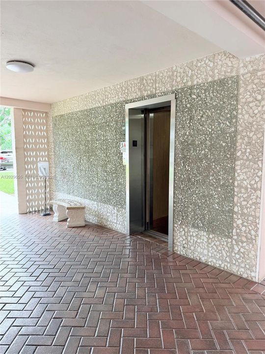 For Sale: $185,000 (2 beds, 2 baths, 961 Square Feet)