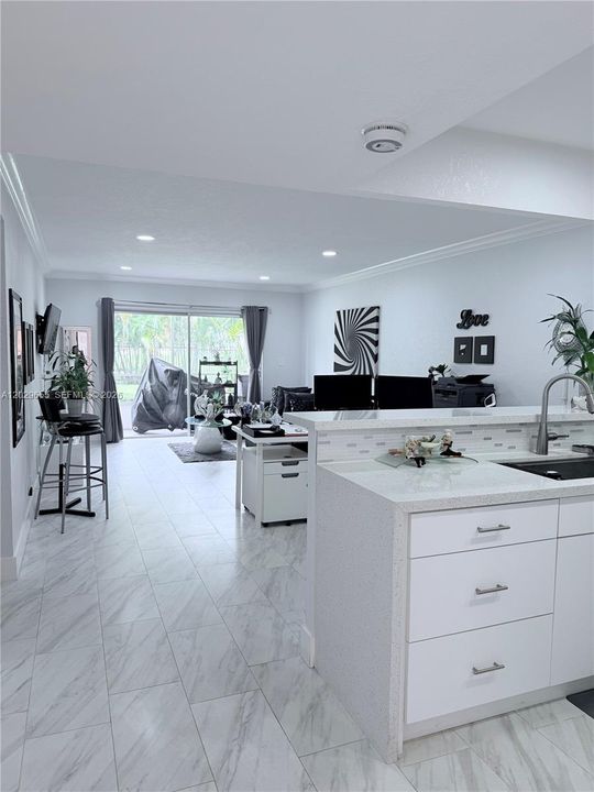 For Sale: $185,000 (2 beds, 2 baths, 961 Square Feet)