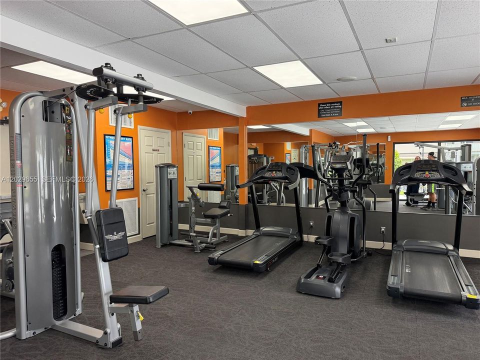 For Sale: $185,000 (2 beds, 2 baths, 961 Square Feet)