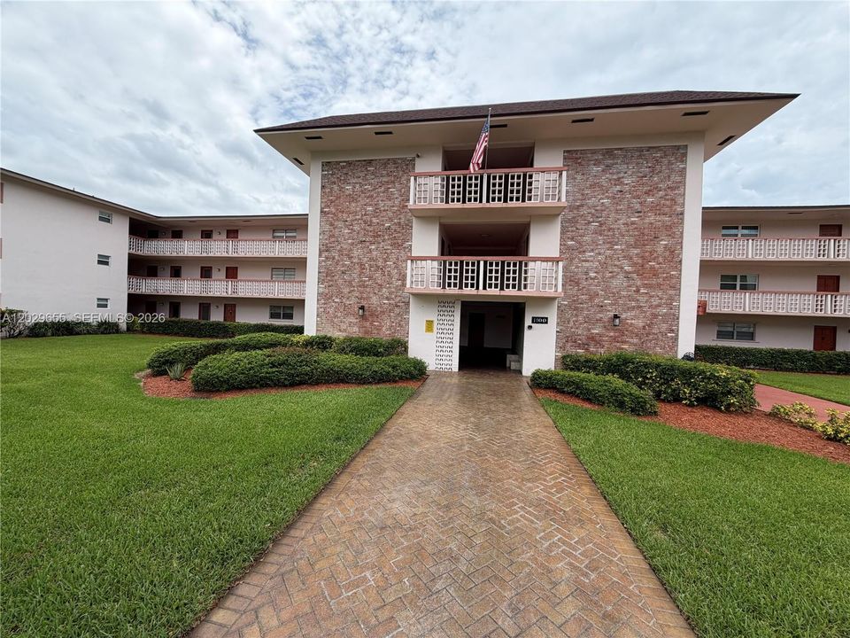 For Sale: $185,000 (2 beds, 2 baths, 961 Square Feet)