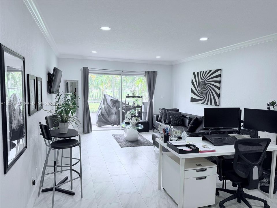 For Sale: $185,000 (2 beds, 2 baths, 961 Square Feet)