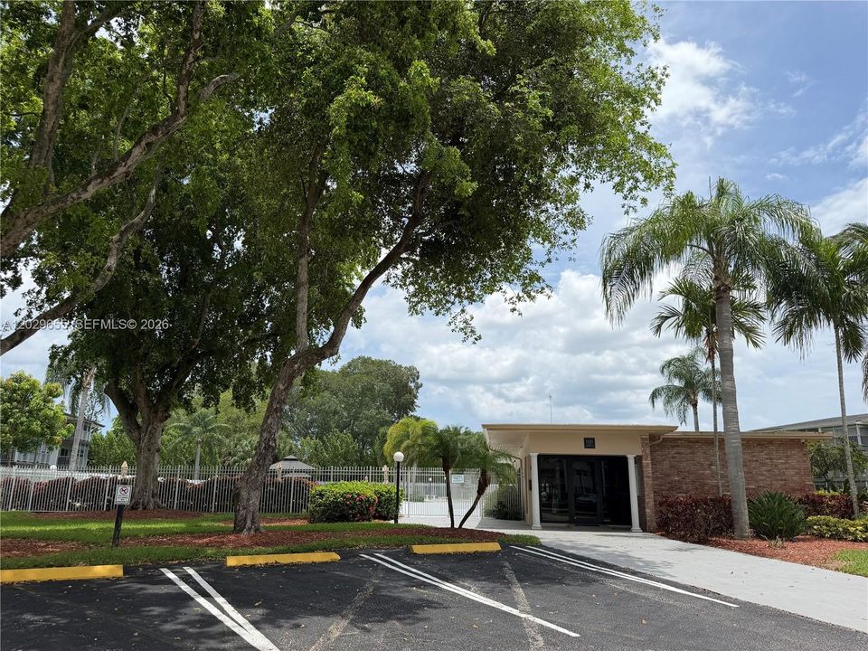 For Sale: $185,000 (2 beds, 2 baths, 961 Square Feet)