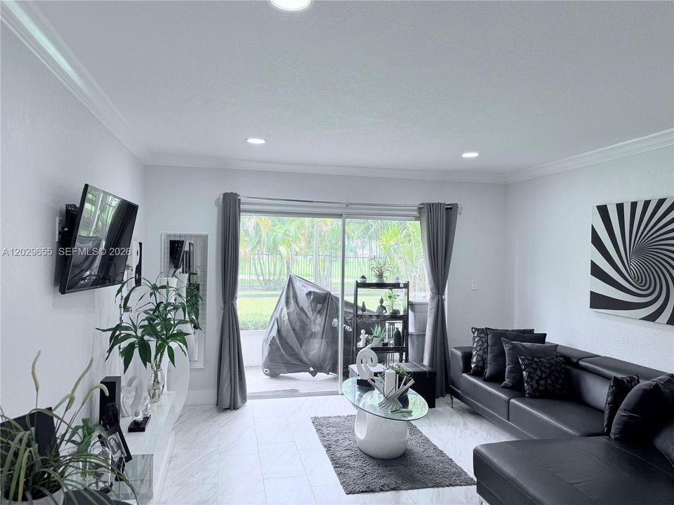 For Sale: $185,000 (2 beds, 2 baths, 961 Square Feet)