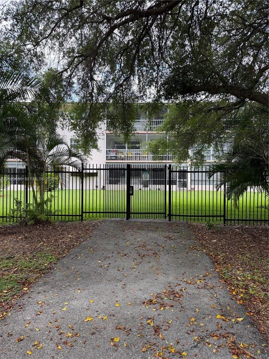 For Sale: $185,000 (2 beds, 2 baths, 961 Square Feet)