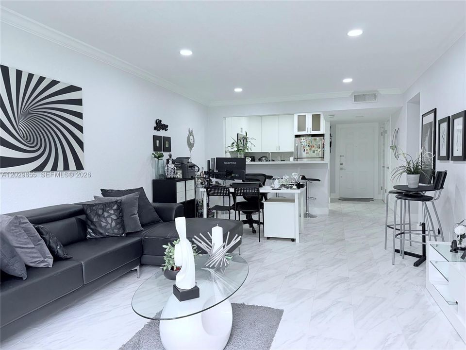 For Sale: $185,000 (2 beds, 2 baths, 961 Square Feet)