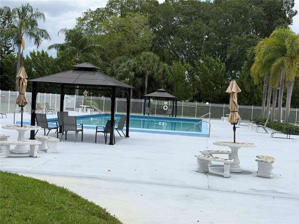 For Sale: $185,000 (2 beds, 2 baths, 961 Square Feet)