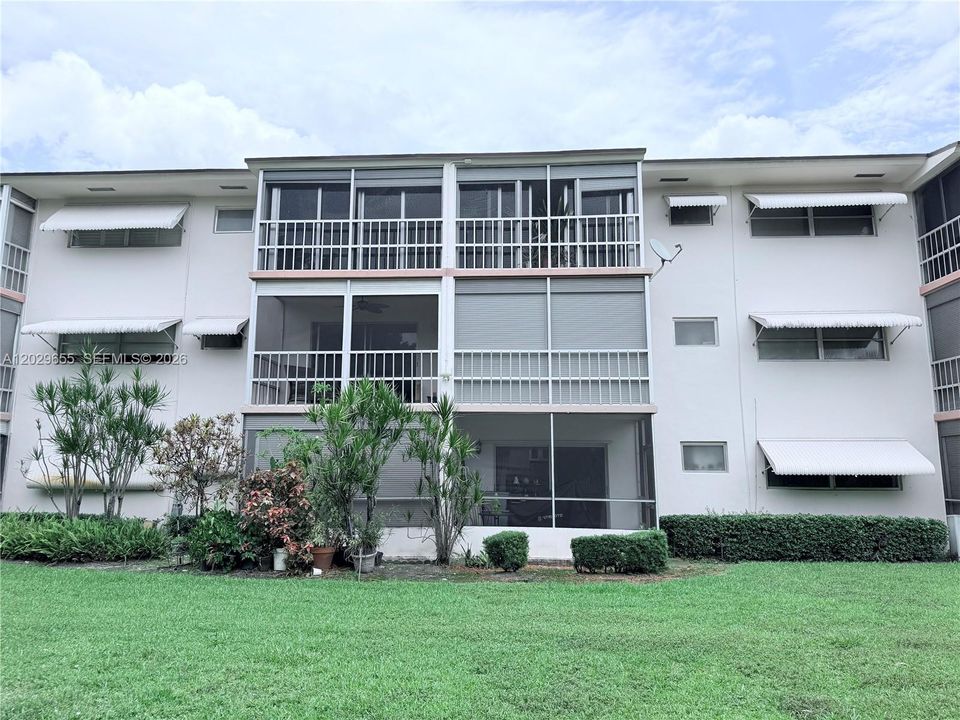For Sale: $185,000 (2 beds, 2 baths, 961 Square Feet)